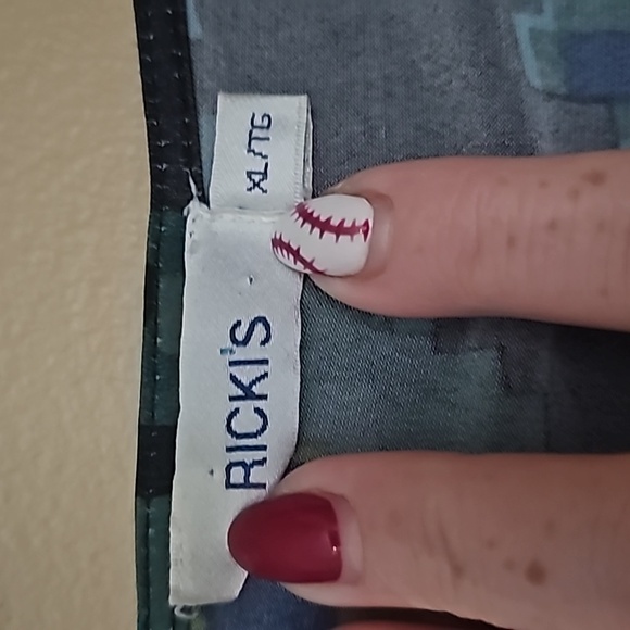 Woman's sleeveless shirt from Ricky's - Picture 5 of 6